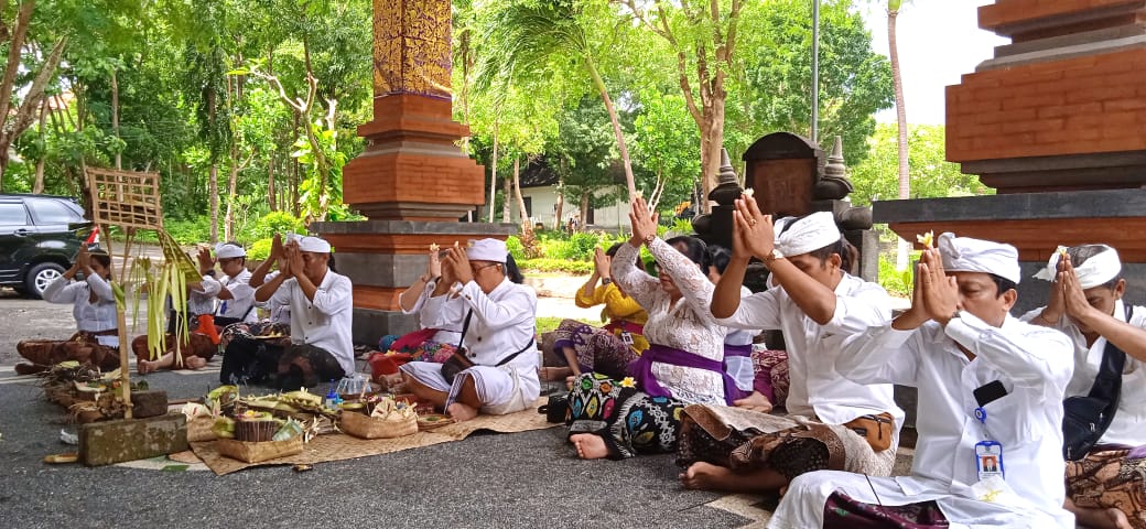 UPACARA MECARU DAN MELASPAS GEDUNG DEKANAT FAPET UNUD BUKIT JIMBARAN